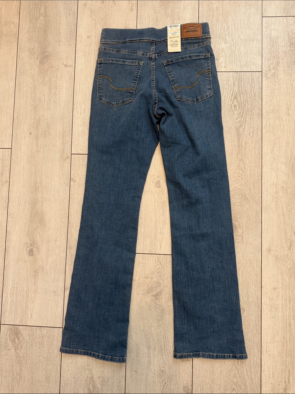 LEVI STRAUSS SIGNATURE GOLD Totally Shaping Blue Stretch Bootcut Jeans, 4/27”w - Picture 4 of 4